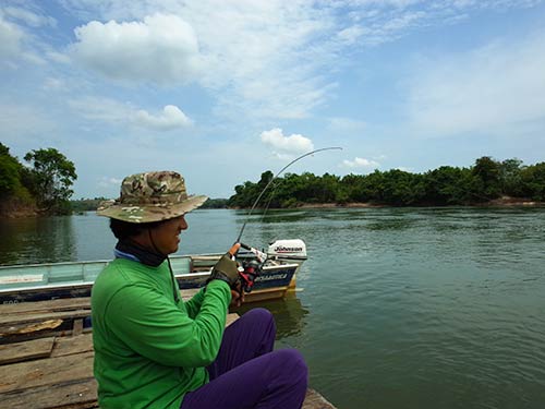 漁師に借りたタックルでパクーを釣る語り部(筆者)。ブラジルでは漁師といえど網などで魚を獲るのは禁止されているらしく、サオとルアー、エサを使って釣るのである