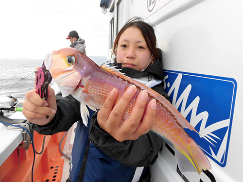 女性アングラーにも良型アマダイ!