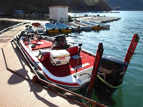2魚種用のタックルなのでボート上は荷物満載。