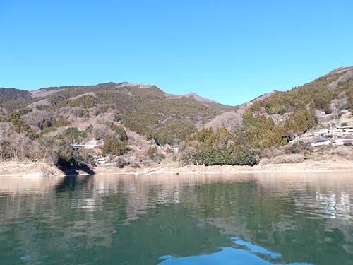 キーは陽が当たる山面に沢があるエリア