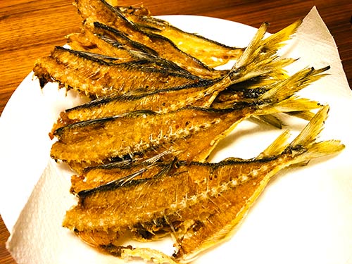 これこれ。サックリと揚がったアジの骨せんべい。塩とコショウを振って、レモンもキュッとひと絞り。実は揚げながら、ビールを飲みつつ2匹ほど味見済み。揚げたての美味さよ。アジは最強だ!