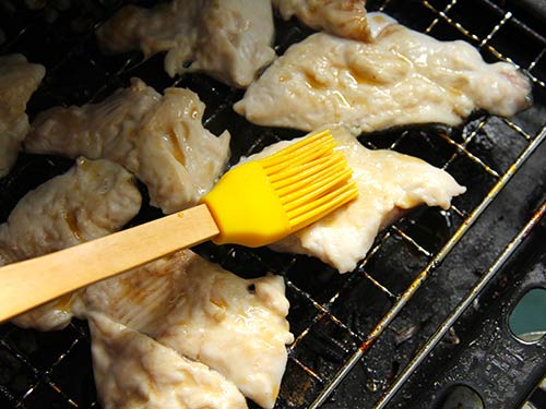 ハケでタレを塗りながら中火~弱火で15~20分ほど焼く。焦げないように見張りながら焼こう
