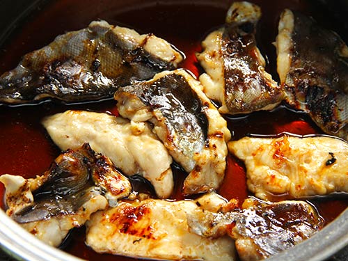 焼いている途中で、身を取り出し、タレに浸して、また焼く。このほうがよりタレの味が浸み込むであろうというのが狙いだ