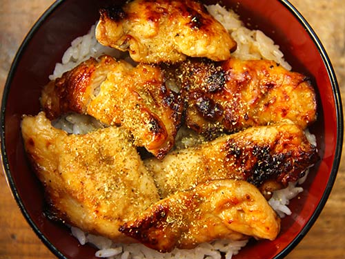こちらがマスの蒲焼きでございます。タレの浸み込んだホクホクの身の美味さ。主役はタレ……ではなく、マスの身です! マスのほかに用意しておくべきは、蒲焼きのタレと山椒の粉末だ