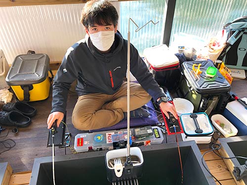 田沢君はフル装備。両手に電動リールを持って、血も涙もなく効率を高めたスタイルだ