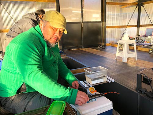 一方の俺は手巻きリールで電動に挑む。今シーズン買ったので調子はいいぞ