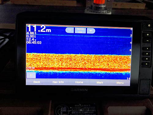 俺の魚探映像。11mボトムから7mまで、小魚の群れがびっしりだった。もちろんワカサギだ。