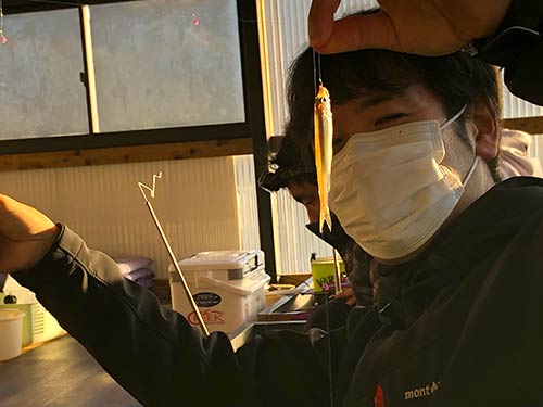 田沢は手返しよくワカサギを釣っていった。