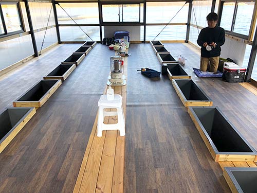 柴田のワカサギハウスは、きれいだし広々としている。貸出品もあるし、お湯も沸かせる。