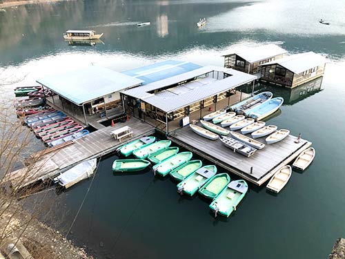 今回は相模湖の老舗レンタルボート店「柴田」で楽しんだ。これが桟橋の全貌。バスやヘラブナでも有名だ。