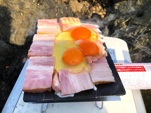 卵を入れ過ぎるとテッパンから落ちてしまう。作って楽しいのも“釣り飯”の魅力