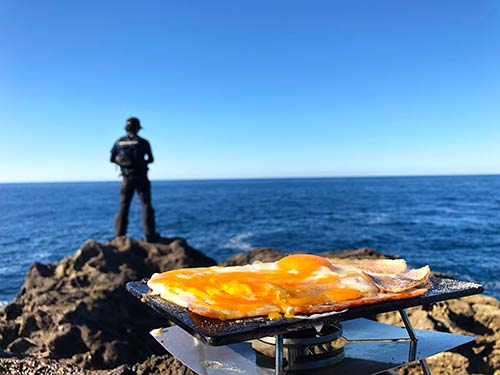 やや失敗気味のベーコンエッグ。手間暇をかけず美味い“釣り飯”としてはトップクラスで、とにかく簡単に簡単に作れる為、時合も逃さない