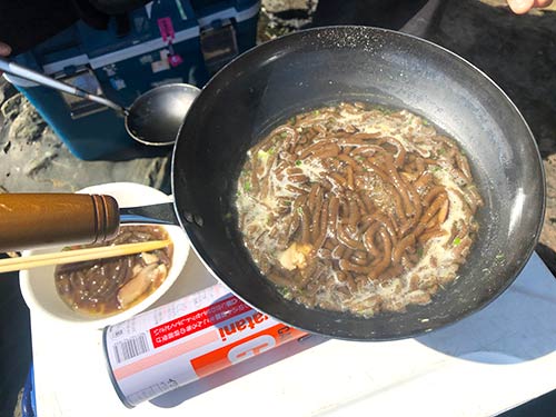 対馬の郷土料理「六兵衛」。中華鍋があれば麺料理を作ることも可能
