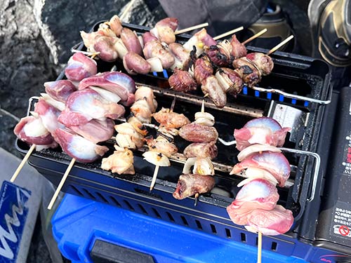 山口県長門市と言えば、焼き鳥。人口1万人あたりの焼き鳥屋さんの店舗数が日本一だそうで、番組では串焼き用コンロを導入した