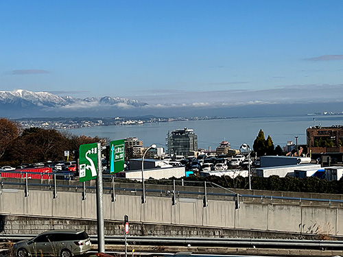 琵琶湖を見渡せるパーキング。遠くには雪化粧した比叡山