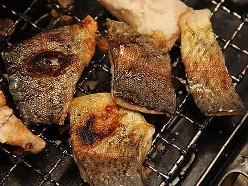 弱火~中火で約15分焼く。身の水分を、しっかりと飛ばし、皮に少し焦げ目ができるくらい焼き上げるのがベスト