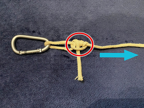 (5)(4)でできたループに通し終われば完成間近。本線を矢印の方向にゆっくり引っ張って締めこむ。※締め込みの際に起こる摩擦熱でラインを弱らせないために、結び目(赤丸部分)を水やツバで軽く湿らせてから行うようにする