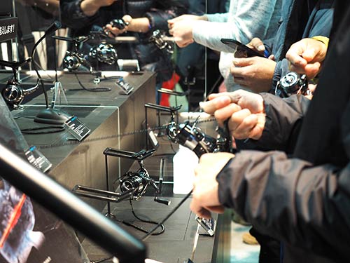 NEWヴァンキッシュを触った人は、口々に「軽い」を連発。それは自重の軽さと回転の軽さ、双方の軽さを意味していると思われた。みんな2度驚いたのでは?
