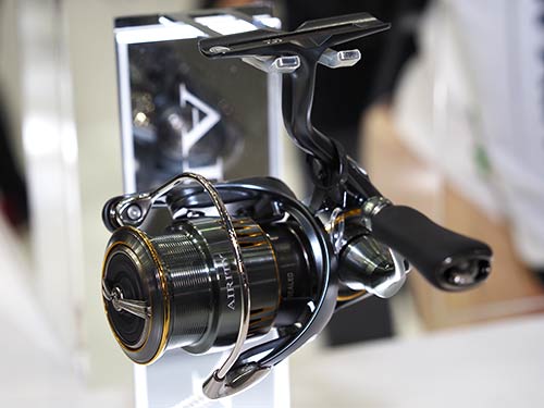 エアリティLT2000S-H(DAIWA)
SPEC:自重=145g。糸巻量=PE0.4号-200m、ナイロン3ポンド-150m。ギア比=5.8。最大巻上長=76cm/ハンドル1回転。最大ドラグ力=5kg。ボール/ローラーベアリング数=11/1。モデル数:全12モデル。税込価格=69,850円。(PC LT3000、PC LT3000-XH、LT4000-XH、LT5000D-CXHは2023年3月発売予定。その他のモデルは2023年2月発売予定)。URL=<a href='https://www.daiwa.com/jp/fishing/item/special/product/airity/index.html' style='color:#3badbb;' target='_blank'>https://www.daiwa.com/jp/fishing/item/special/product/airity/index.html</a>