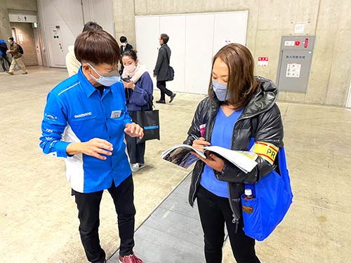 小澤テスターに丁寧に竿のスッペクなどを説明して頂いた