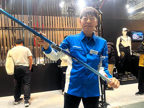 小澤テスターにオススメ頂いた竿!スペシャル競FW85(シマノ) H2.6 全長=8.5m 継数=7本 仕舞寸法=142.5cm 自重=190g 先径/元径(mm)1.7/24.4 適合水中糸(号)ナイロン(号)/0.1~0.6 メタル0.03~0.2 適合オモリ0~3号 カーボン含有率99.9 全モデル数5 税込価格=283,800円 <a href='https://fish.shimano.com/ja-JP/product/rod/ayu/a075f00003vqmh7qai.html' style='color:#3badbb;' target='_blank'>https://fish.shimano.com/ja-JP/product/rod/ayu/a075f00003vqmh7qai.html</a>