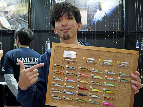 「右端から上段3つが、新たに加わった、D-コンタクト50の20周年カラーです」とスミスの礒野寛之さん。SPEC:自重=4.5g。全長=50mm。カラー=3色(20周年記念カラー)。税込価格=1,815円。2022年12月より発売中。URL=<a href='https://www.smith.jp/product/trout/dcontact/dcontact.html' style='color:#3badbb;' target='_blank'>https://www.smith.jp/product/trout/dcontact/dcontact.html</a>
