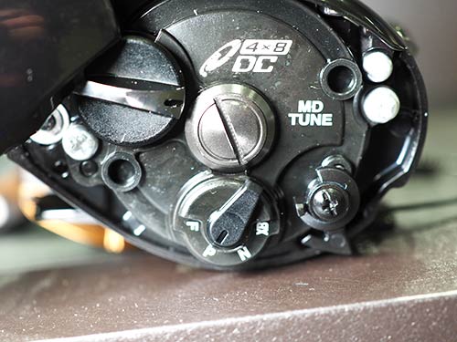 サイドカバーをフリップアップさせると「New4×8DC MD TUNE」が露出する。ヘビーウエイトルアーの場合、設定はXBモード。ダイヤルはメタルジグを遠投するなら1~4、ビッグベイトやビッグブレードスピナーベイトを投げるなら5~8の範囲で調節するといい。