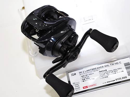 (リール)IM ZリミットブレイカーTW HD-C(DAIWA)SPEC:自重=250g。糸巻量=PE4号-100m、ナイロン20ポンド-100m。ギア比=8.4。最大巻上長=100cm/ハンドル1回転。最大ドラグ力=7kg。ボール/ローラーベアリング数=12/1。モデル数=2モデル(XH/XHL)。税込価格=137,500円。2023年4月発売予定。URL=<a href='https://www.daiwa.com/jp/fishing/item/special/product/im_z_limitbreaker_tw-c/index.html' style='color:#3badbb;' target='_blank'>https://www.daiwa.com/jp/fishing/item/special/product/im_z_limitbreaker_tw-c/index.html</a>