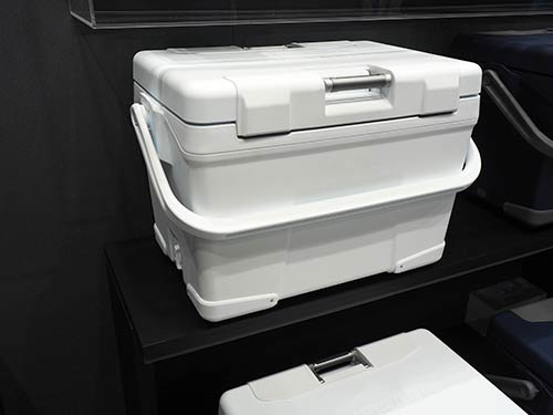 アブソリュートフリーズ ウルトラプレミアム40L(シマノ) 容量=40リットル。外寸=402×650×434(mm)。重量=9.9kg。税込価格=123,200円(アブソリュートフリーズシリーズは、全8モデルあり、40Lの4モデルは2023年3月発売予定。32Lの4モデルは2023年4月発売予定)URL=<a href='https://fish.shimano.com/ja-JP/product/gears/icebox/absolutefreezeseries/a155f00000cpzxbqat.html' style='color:#3badbb;' target='_blank'>https://fish.shimano.com/ja-JP/product/gears/icebox/absolutefreezeseries/a155f00000cpzxbqat.html</a>