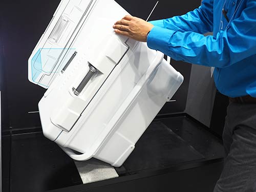 前の写真のように中に水を入れたアブソリュートフリーズを、このように60度傾けた。でも、隙間から水が漏れたりはしない。サイドバックルなしのクーラーボックスでは類を見ない密閉性だ