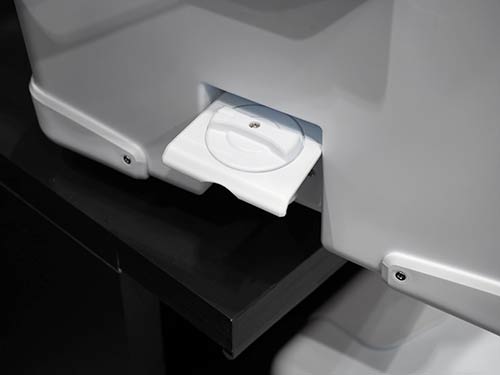 水抜き栓はワンタッチで外せて、手が濡れたりもしない。