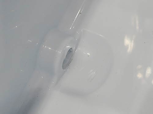 水抜き栓の内部は、このようにえぐれていて、穴と底のクリアランスがない。だから最後の1滴まで水を抜くことができる