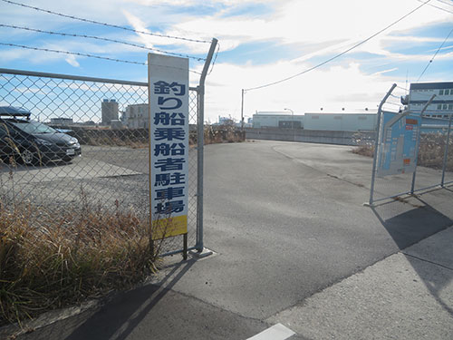 満車なら目の前の駐車場へ