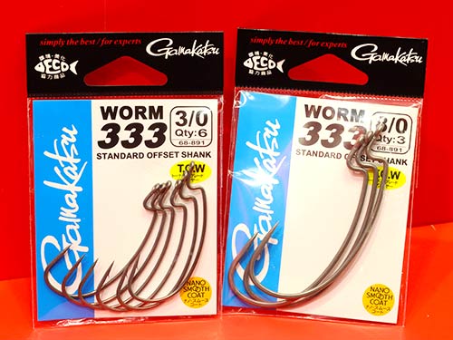 がまかつブースでもう一つ気になったアイテムが、WORM333(がまかつ)。アメリカ生まれのジャパンメイドフック:世界最高峰のバストーナメント、MLFバスプロツアープロのマイク・マクリーランドがフッキング率に特化させプロデュース。フックポイントラインをノーズラインより高くすることで、ロングキャスト時でもしっかり貫通させることができる。