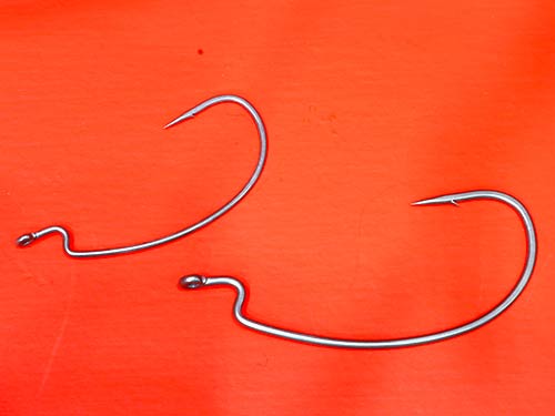 WORM333は平打ちのトーナメントグレードワイヤを採用し、ナノスムースコートを施してある。サイズラインナップも豊富であらゆるワームに対応する。SPEC:サイズ=#1/0~8/0、入り本数=6本:#1/0~3/0、4本:4/0~5/0、3本:6/0~8/0、価格=550円。(2023年3月発売予定) URL=<a href='https://www.gamakatsu.co.jp/products/68-891/' style='color:#3badbb;' target='_blank'>https://www.gamakatsu.co.jp/products/68-891/</a>