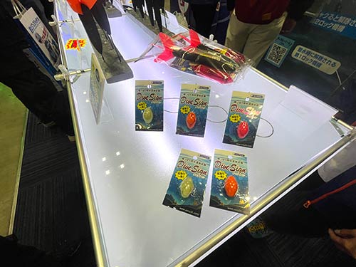 カラーは夜光、オレンジ、ピンクの全3色。ダイブサイン(サニー)。SPEC:適合ウキ=2号以上(固定式不可)適合ライン=PE1~8号/ナイロン3~8号 底取り用オモリ=10号以上推奨 全3色 税込価格=オレンジ・ピンク1375円/夜光1650円URL=<a href='https://sany32.com/ec-cube/products/detail/145' style='color:#3badbb;' target='_blank'>https://sany32.com/ec-cube/products/detail/145</a>