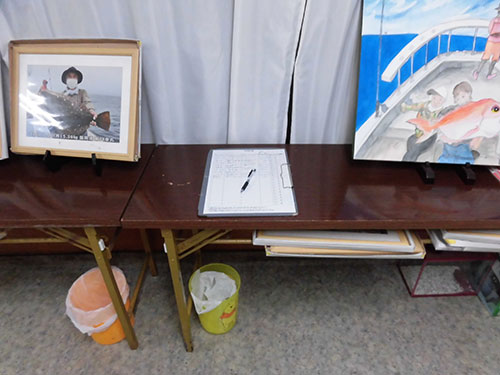 左奥の部屋で乗船名簿を記入