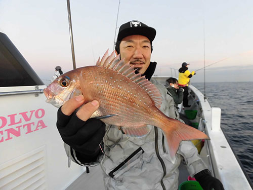 右舷胴の間ではタイラバでマダイをゲット!