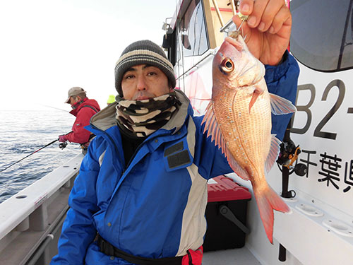 船中あちこちでマダイが釣れ始めた!