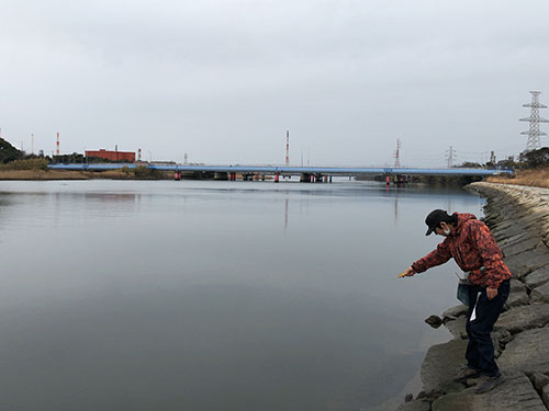 右岸高水敷、雨後は滑りやすいので注意が必要