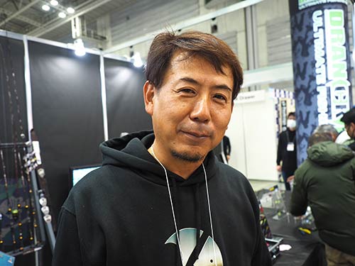 ドランクレイジーの代表を務める上田純也さん。「リアル・クレイジー・アングラー」(略して「リアクレ」)という異名を持つバスフィッシングの達人。忍術的なテクニックを駆使して、岸からビッグバスを釣るのを得意としている。最近はソルトシーンでも活躍。