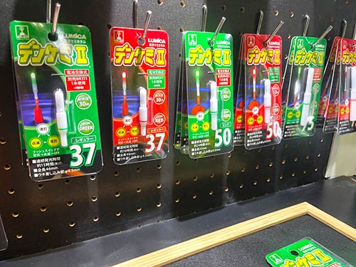 お馴染みのデンケミもリニューアル。今までの使い捨て仕様のものから、デンケミIIは電池の交換が可能になった。少し以前のものとは径が変わっている。デンケミII 全2色(LUMICA) サイズ=37/50/75 税込価格770円 URL=<a href='https://lumica-shop.com/products/%E3%83%87%E3%83%B3%E3%82%B1%E3%83%9Fic-%E5%85%A83%E3%82%B5%E3%82%A4%E3%82%BA-%E3%81%AE%E3%82%B3%E3%83%94%E3%83%BC' style='color:#3badbb;' target='_blank'>https://lumica-shop.com/products/%E3%83%87%E3%83%B3%E3%82%B1%E3%83%9Fic-%E5%85%A83%E3%82%B5%E3%82%A4%E3%82%BA-%E3%81%AE%E3%82%B3%E3%83%94%E3%83%BC</a>