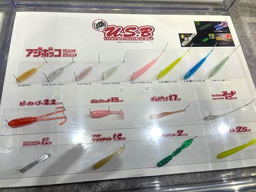 「アジボッコ」(TICT) サイズ=2.5インチ 全8カラー カラー=C-6オキアミ(エビ粉入り) C-10クレイジーシルバー C-15アミレッド C-16ナノラメしらす C-18ナノラメグローピンク(夜光) C-22金粉チャートUV(ケイムラ) C-26金粉ジャコブルーUV(ケイムラ) C-36ドリーム★チーム(点発光)1Pack入数=8Packs 2023年春発売予定 価格=オープン URL=<a href='https://tict-net.com/product/ajibokko25.html' style='color:#3badbb;' target='_blank'>https://tict-net.com/product/ajibokko25.html</a>