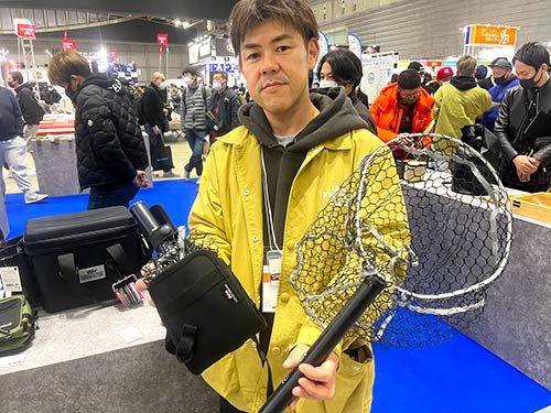 目に止まったこちらは、とてもコンパクトになるネット。シャフトを伸ばせば最大2.4mにもなるという。この収納のコンパクトさはとても魅力的である。ライトゲームには最高のアイテムだろう!「ミニマリズム インスタネット EG-240」(TICT) 全長=2.4m シャフト継数=13 重量=約510g(ネット+シャフト330g/ホルダー180g)仕舞サイズ=約W13.5×H30×D6.5cm ネット枠最大=30cm 税込価格=10,780円 URL=<a href='https://tict-net.com/product/instanet.html' style='color:#3badbb;' target='_blank'>https://tict-net.com/product/instanet.html</a>