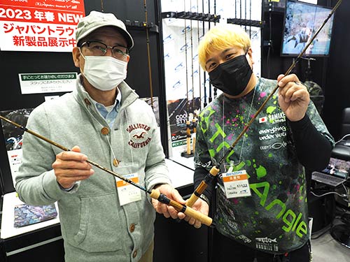 右が「やまけん」こと山本健司さん。株式会社トライアル代表。トライアングル、ISUZU、テーパー&シェイプなどの販売をしている。左が島津靖雄さん。日本を代表するロッドデザイナーの一人であり、ロッド界のリビングレジェンドだ。