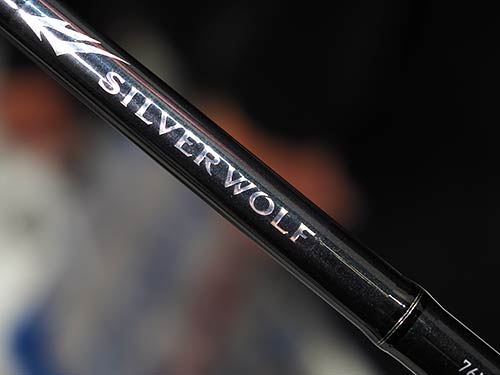 シルバーウルフは本気でチニングを始めるのに適したポテンシャルと価格帯のシリーズだ。76MLB-S-WのSPEC:自重=100g。全長=7.6フィート。適合ルアーウエイト=4~18g。適合ライン=PE0.4~1号。継数=2、モデル数:全4モデル。税込価格=24,750円。(2023年5月発売予定)。URL=<a href='https://www.daiwa.com/jp/fishing/item/rod/salt_rd/silver_wolf_23/index.html' style='color:#3badbb;' target='_blank'>https://www.daiwa.com/jp/fishing/item/rod/salt_rd/silver_wolf_23/index.html</a>