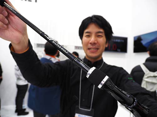 「ベイトタックルでのキャストができる方なら、最初のオススメはシルバーウルフ76MLB-S-Wです」と開発担当者。シリーズにはベイトモデルが2本、スピニングモデルが2本の全4モデルがラインナップ