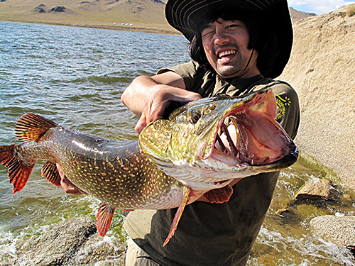 モンゴルの荒野にポツンとある湖にて釣った105cmのノーザンパイク。コイツはデカかった!