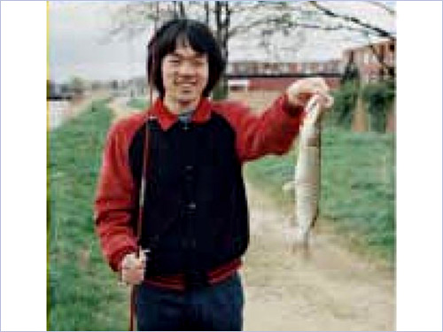 若かりし日にアントワープの運河にて、初めて釣ったパイク。粗い写真で申し訳ないが、残念ながら、昔の写真の原版は見つからなかった…