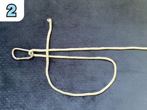(2)引き出したラインでループを作るようにして再び折り返し、金具付近で2本のラインを束ねるようにクロスさせる